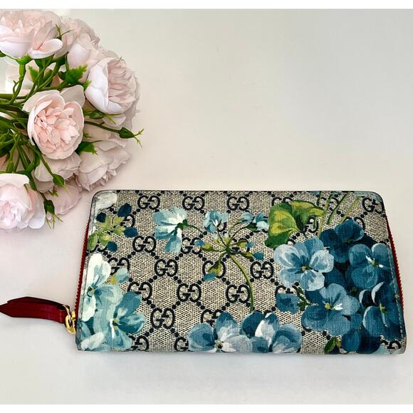 Gucci GG Blooms Supreme zip-around wallet in blue and red leather - Picture 2 of 12